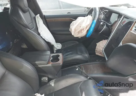 2016 Tesla Model X 60D/70D/75D/90D/P100D z USA, uszkodzony, nr VIN 5YJXCBE23GF018161